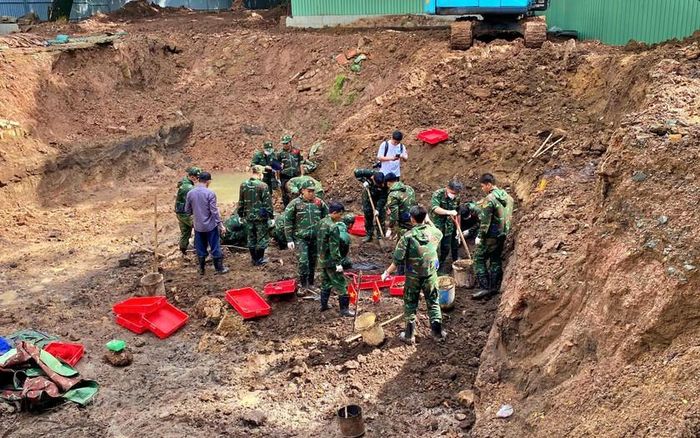 Các lực lượng tiếp tục triển khai công tác tìm kiếm, quy tập hài cốt liệt sĩ tại rãnh thứ 2 (Khu A), Công viên Lê Thị Riêng.