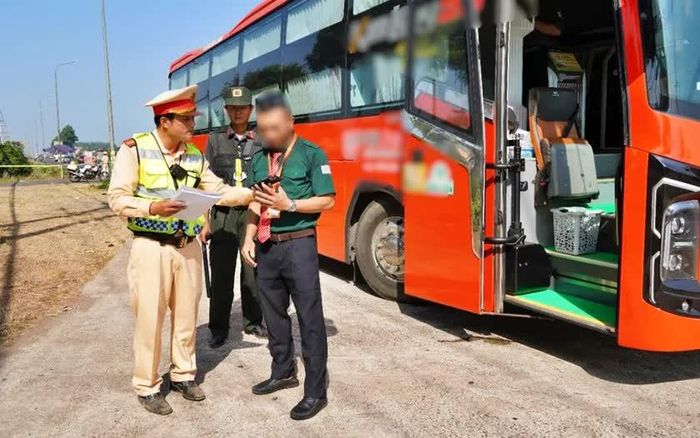 Cảnh sát giao thông tăng cường kiểm tra phương tiện kinh doanh vận tải hành khách trên tuyến quốc lộ 1, đoạn qua phường Bình Lộc, thành phố Đồng Nai.