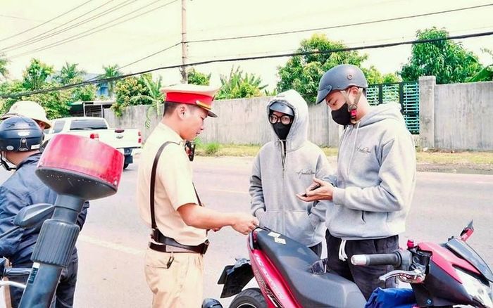 Kiểm tra các phương tiện lưu thông trên tuyến quốc lộ 20, đoạn qua xã Định Quán, Thành phố Đồng Nai.