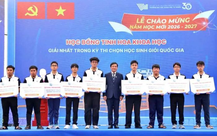 PGS.TS Trần Lê Quan, Hiệu trưởng Trường Đại học Khoa học tự nhiên (Đại học Quốc gia Thành phố Hồ Chí Minh) trao học Học bổng Tinh hoa Khoa học cho các tân sinh viên.
