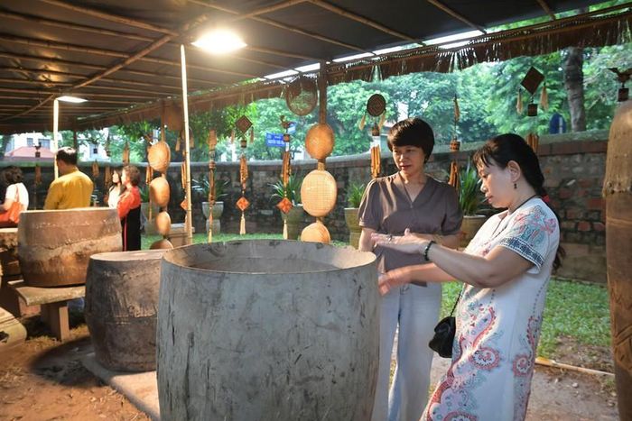 “Từ tiếng trống truyền thống đến câu chuyện về nghề, cộng đồng và di sản văn hóa Việt Nam”: Hoạt động trình diễn nghề có sự tham gia trực tiếp của các nghệ nhân đến từ các làng nghề truyền thống