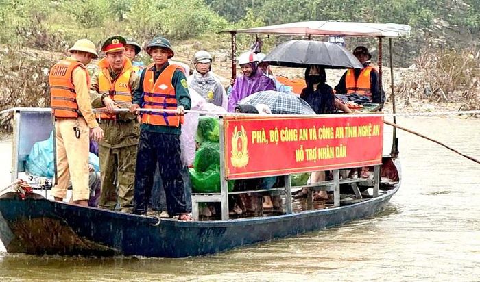 Ngay trong sáng 14/9, những chuyến phà đưa đón người dân, học sinh qua lại 2 bên bờ sông an toàn trong điều kiện thời tiết có mưa. Ảnh: Công an Nghệ An