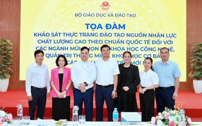 Các đại biểu dự toạ đàm.