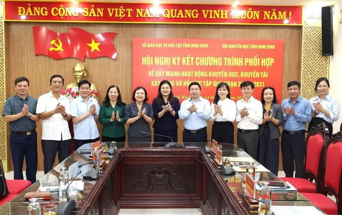 Các đại biểu chúc mừng sự thành công của hội nghị ký kết chương trình phối hợp.
