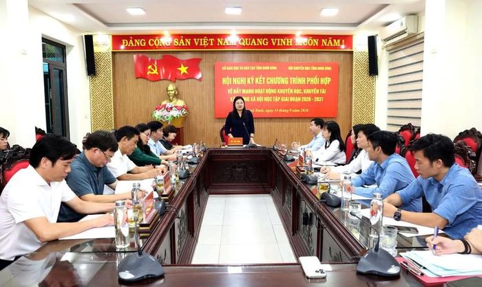 Phó Chủ tịch Ủy ban nhân dân tỉnh Ninh Bình Hà Lan Anh phát biểu tại hội nghị.