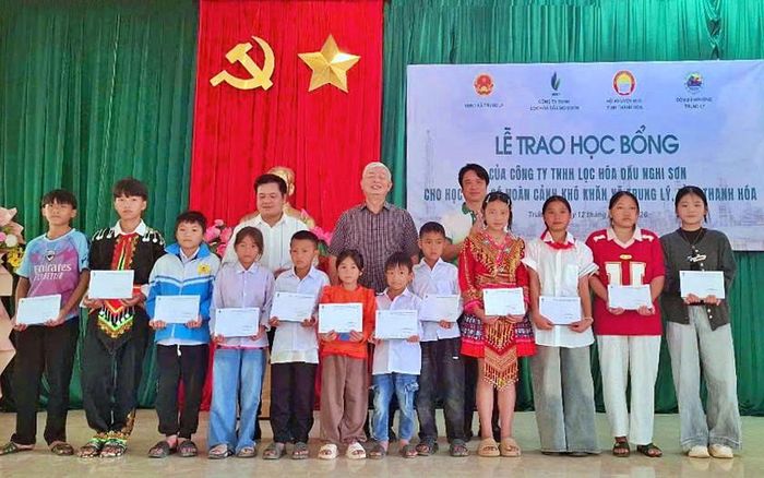 Các em học sinh xã Trung Lý, tỉnh Thanh Hóa nhận học bổng. Ảnh: Hà Đồng