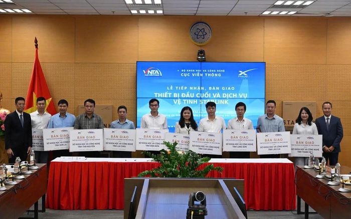 Trao tặng tượng trưng bộ thiết bị Starlink cho các tỉnh, thành phố