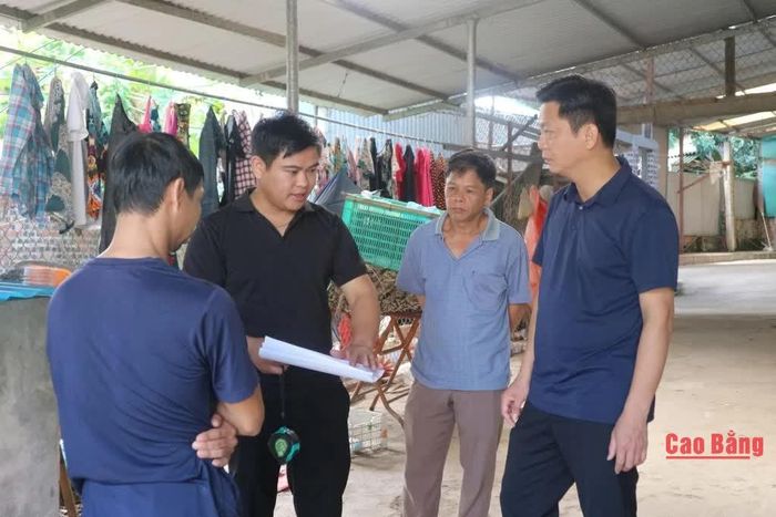 Lãnh đạo và cán bộ, công chức phường Tân Giang trực tiếp tuyên truyền, hướng dẫn các hộ gia đình thuộc diện giải phóng mặt bằng thực hiện dự án.
