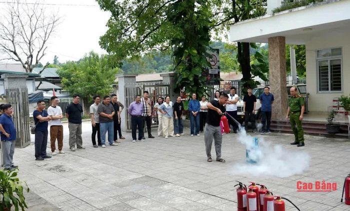 Học viên thực hành sử dụng bình chữa cháy xách tay dập tắt đám cháy giả định. Ảnh: Thủy Tiên.