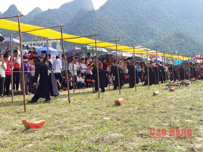 Các mụ nàng, mụ nọi trong áo chàm truyền thống và thắt khăn màu vàng, đỏ trong quá trình thực hành nghi lễ.