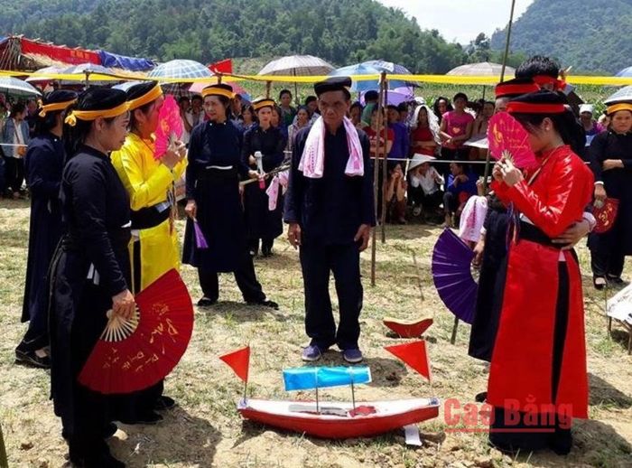 Nàng Gường và Nàng Sở - hai nhân vật trung tâm tượng trưng cho hai nàng Trăng. Một người mặc áo vàng, chít khăn vàng, người còn lại mặc áo đỏ, chít khăn đỏ.