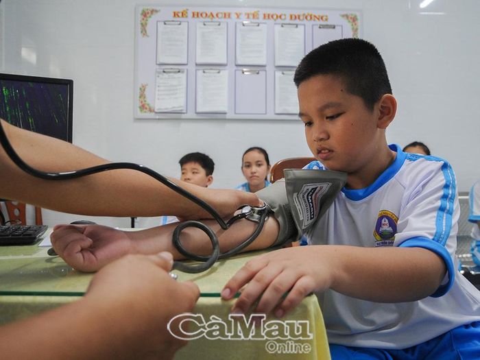 Công tác kiểm tra sức khoẻ định kỳ cho học sinh được duy trì đều đặn ngay từ đầu năm  học, nhằm kịp thời chăm sóc sức khoẻ cho học sinh.