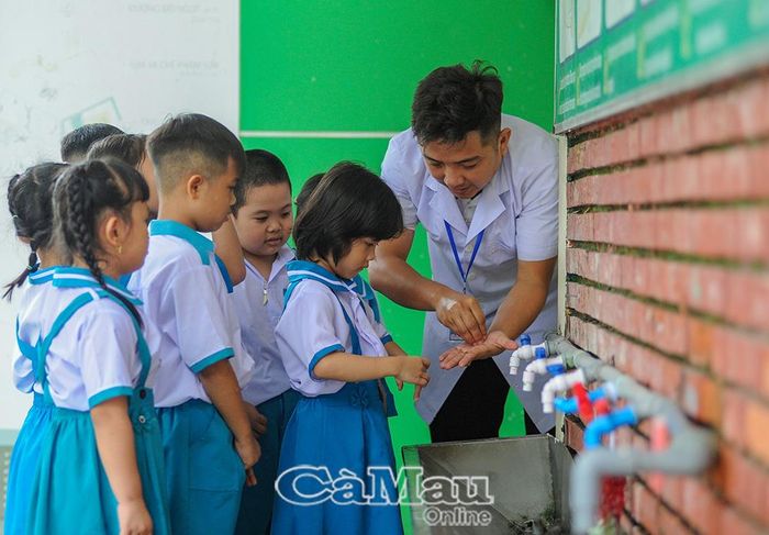 Học sinh Trường Tiểu học Lý Văn Lâm, Phường Lý Văn Lâm, được hướng dẫn phương pháp vệ sinh, tự bảo vệ sức khoẻ bản thân.
