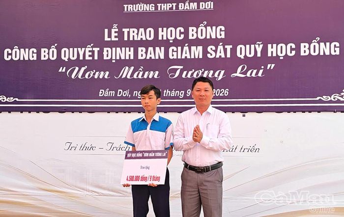 Phó Chủ tịch UBND xã Đầm Dơi Lê Hoàng Hôn trao học bổng cho học sinh.