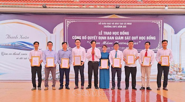  Hiệu trưởng Trường THPT Đầm Dơi Phạm Việt Hưng chúc mừng lễ ra mắt Ban Giám sát Quỹ học bổng “Ươm mầm tương lai”.
