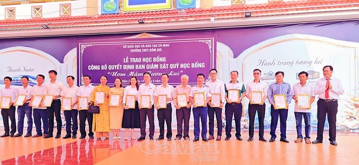  Hiệu trưởng Trường THPT Đầm Dơi Phạm Việt Hưng trao thư cảm ơn của nhà trường đến các nhà hảo tâm, mạnh thường quân.