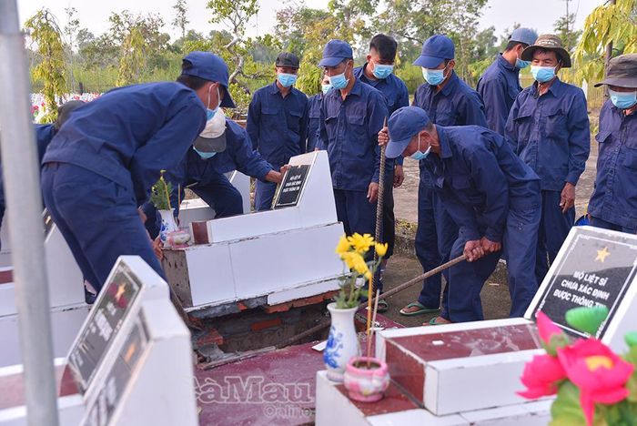 Đội lấy mẫu đặt quyết tâm trong 7 ngày sẽ hoàn thành nhiệm vụ lấy mẫu sinh phẩm tại 199 mộ còn thiếu thông tin.