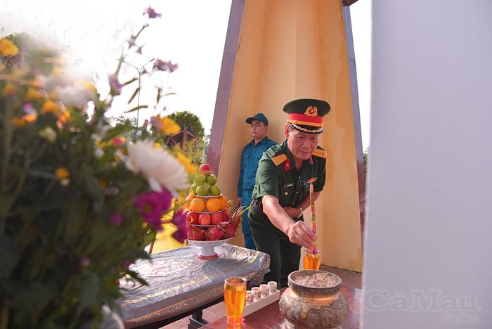 Đại tá Lê Quang Luật, Phó Chính uỷ Bộ Chỉ huy Quân sự tỉnh Cà Mau dâng hương các anh hùng liệt sĩ.