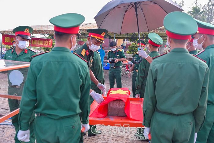 Những mộ phần đầu tiên được khai quật thành công tại Nghĩa trang liệt sĩ Cái Nước .