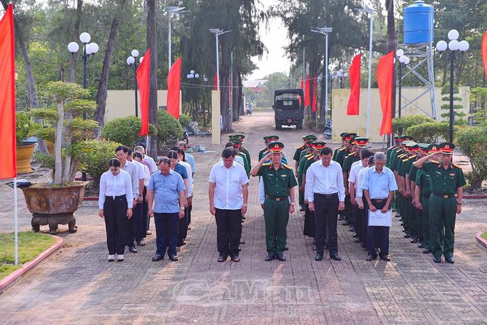 Đại biểu thành kính dành phút mặc niệm tại Đài tưởng niệm Nghĩa trang liệt sĩ Cái Nước.