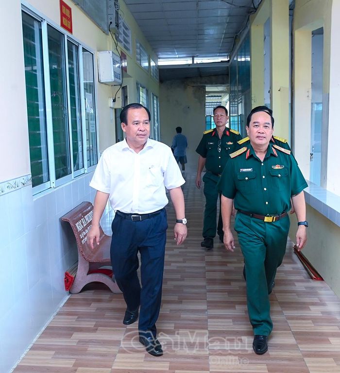 Phó Chủ tịch UBND tỉnh Nguyễn Minh Luân và Chỉ huy trưởng Bộ CHQS tỉnh, Thiếu tướng Nguyễn Văn Ngành khảo sát các vị trí trong khuôn viên Bệnh viện Quân - Dân y Cà Mau.