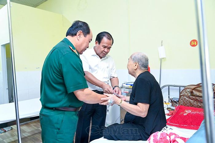 Phó Chủ tịch UBND tỉnh Nguyễn Minh Luân và Chỉ huy trưởng Bộ CHQS tỉnh, Thiếu tướng Nguyễn Văn Ngành