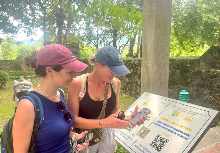 Chỉ cần quét mã QR, du khách có thể tiếp cận nhiều thông tin hữu ích về điểm đến