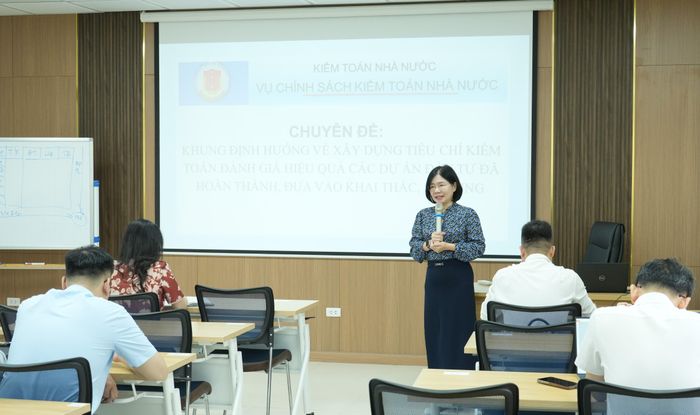 Phó Vụ trưởng Vụ Chính sách KTNN Lê Thị Hồng Hạnh giảng dạy tại Lớp học. Ảnh: HỒNG NHUNG
