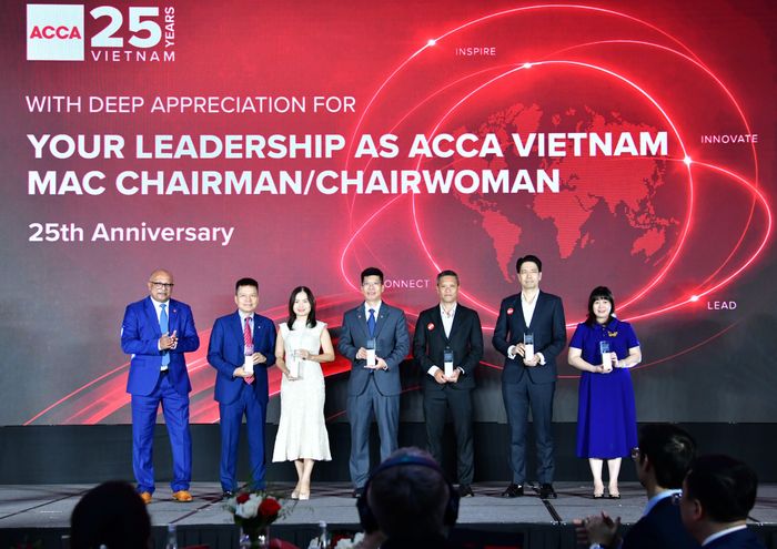 ACCA tri ân các cố vấn đã đóng góp cho sự phát triển của ACCA Việt Nam trong 25 năm qua. Ảnh: N.LY
