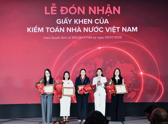 Phó Tổng Kiểm toán nhà nước Hà Thị Mỹ Dung tặng Giấy khen của KTNN cho 4 cá nhân thuộc ACCA Việt Nam. Ảnh: N.LY