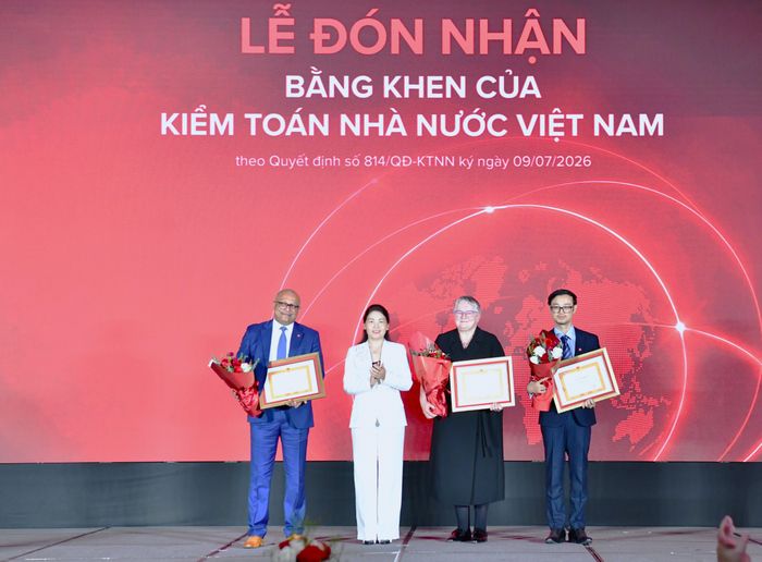 Phó Tổng Kiểm toán nhà nước Hà Thị Mỹ Dung đã tặng Bằng khen của KTNN cho tập thể ACCA Việt Nam và 2 cá nhân: Ông Ren Varma - Giám đốc ACCA Đông Nam Á (ngoài cùng bên trái); ông Tô Quốc Hưng - Giám đốc Quốc gia ACCA Việt Nam (ngoài cùng bên phải). Ảnh: N.LY
