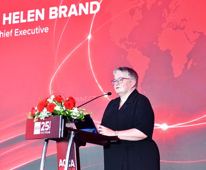 Bà Helen Brand OBE - Tổng Giám đốc ACCA toàn cầu - gửi lời cảm ơn tới KTNN, Bộ Tài chính cùng các đối tác chiến lược và cộng đồng ACCA tại Việt Nam. Ảnh: N.LY