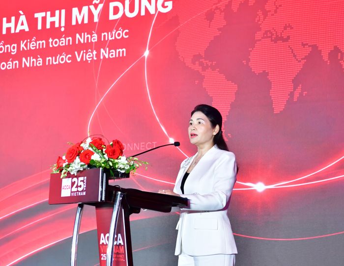 Phó Tổng Kiểm toán nhà nước Việt Nam Hà Thị Mỹ Dung chúc mừng và đánh giá cao những đóng góp tích cực của ACCA đối với sự phát triển của nghề nghiệp kế toán, kiểm toán, tài chính tại Việt Nam. Ảnh: N.LY