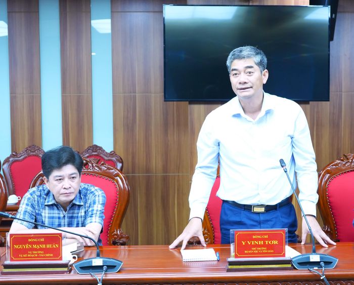 Thứ trưởng Bộ Dân tộc và Tôn giáo Y Vinh Tơr phát biểu tại Hội nghị. Ảnh: N.LY