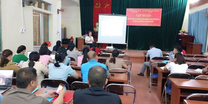 Trung tâm Kiểm soát bệnh tật tỉnh Cao Bằng tập huấn kỹ năng nhận diện và phòng, chống thuốc lá thế hệ mới cho đội ngũ giáo viên các trường học trên địa bàn. Ảnh: Sở Y tế tỉnh Cao Bằng