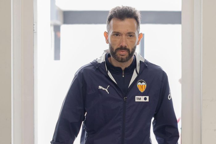 HLV Carlos Corberan trong màu áo Valencia