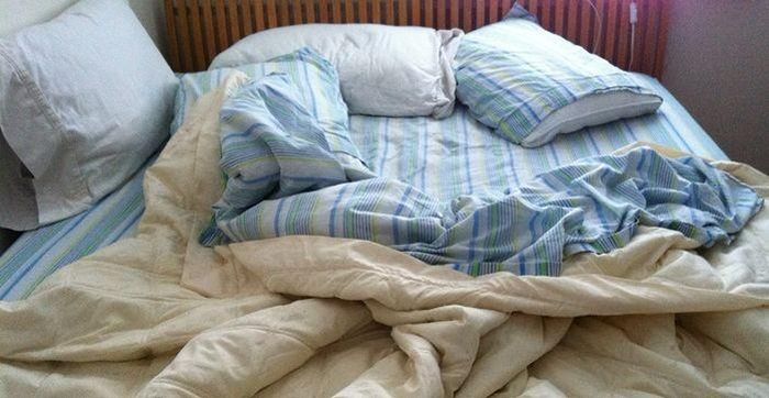 Trải rộng chăn giúp giường ngủ thông thoáng hơn. Ảnh minh họa