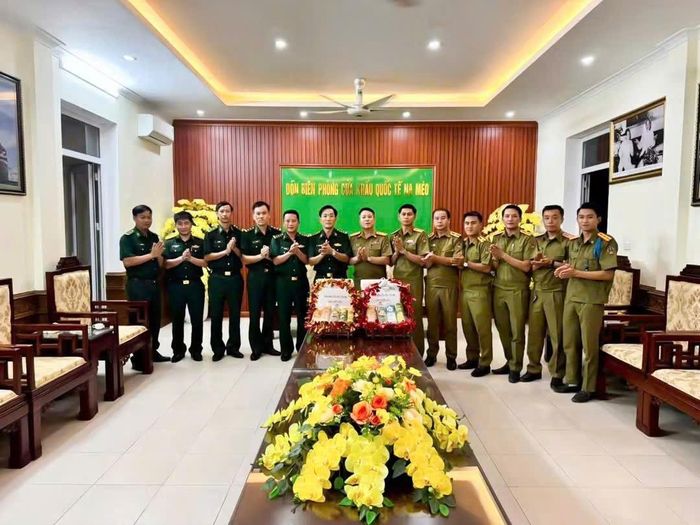 Công an Lào thăm tặng quà Đồn BP cửa khẩu quốc tế Na Mèo. Ảnh: BPNM