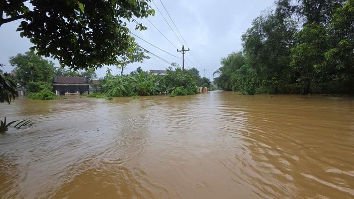 Mưa dông có thể kèm lốc, sét và gió giật mạnh. Ảnh minh họa