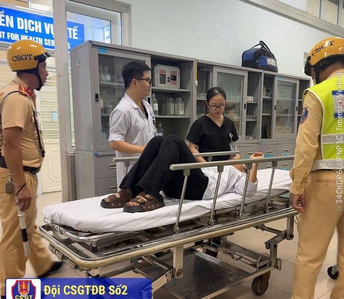 Tổ công tác số 21 kịp thời đưa cụ ông 84 tuổi đi cấp cứu kịp thời. Ảnh: CA.