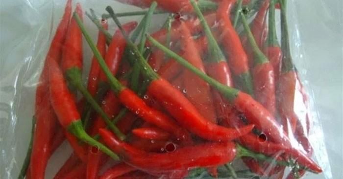 Không nên đặt ớt trong túi quá kín, phải có lỗ thông khí.