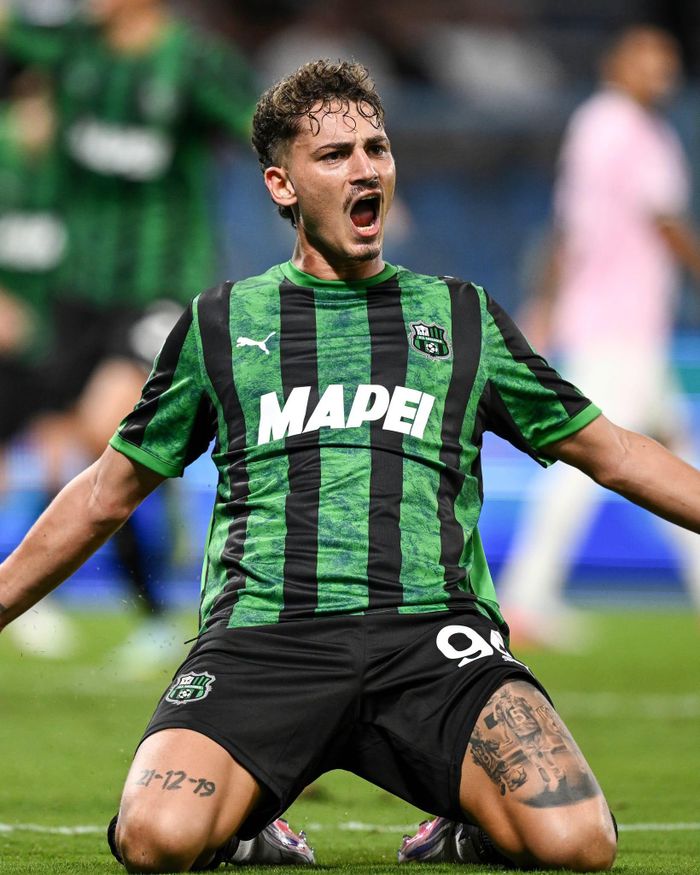 Sebastiano Esposito ghi bàn mở tỷ số cho Sassuolo