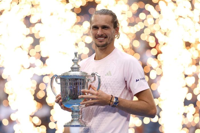 Zverev ăn mừng sau khi hoàn tất cú đúp Grand Slam
