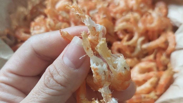 Khi mua tôm khô, bạn hãy dựa vào màu sắc của tôm và có thể cầm tôm lên để ngửi thử. Ảnh minh họa