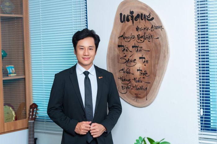 Doanh nhân Phạm Ngọc Linh tại văn phòng Unique. 