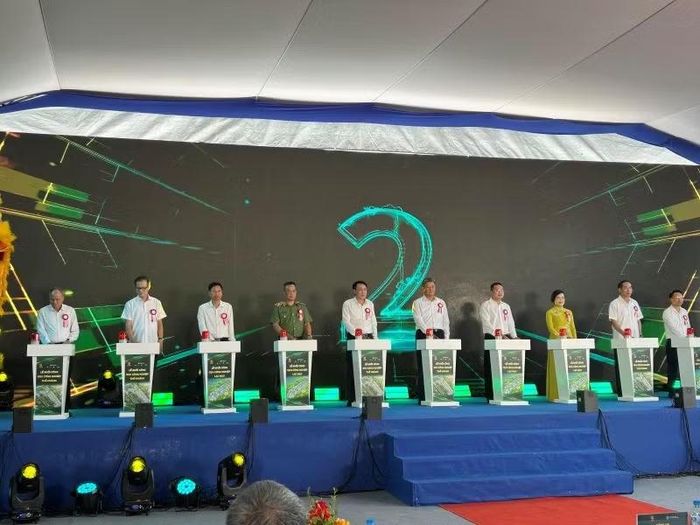 Các đại biểu thực hiện nghi thức khởi công xây dựng khu công nghiệp Thổ Hoàng (tỉnh Hưng Yên) quy mô 250ha. Ảnh: Nhân Dân/Phạm Hà.