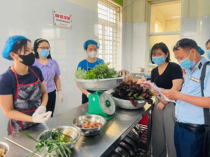 Tăng cường kiểm tra định kỳ, đột xuất đối với bếp ăn trường học, cơ sở chế biến và đơn vị cung cấp suất ăn.