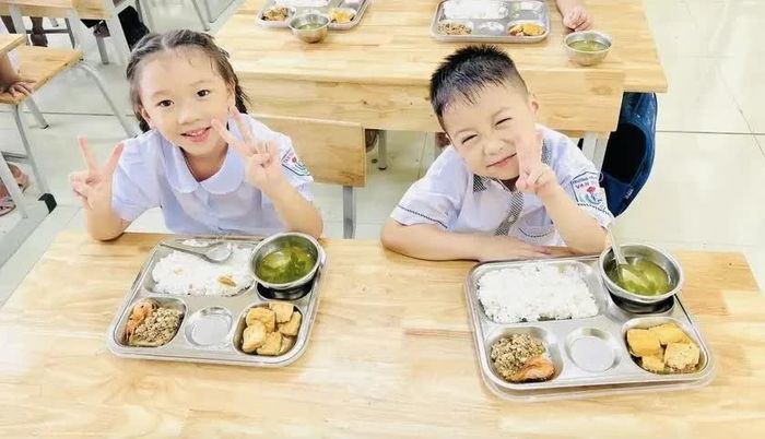 Lựa chọn và ký hợp đồng cung cấp thực phẩm, nguyên liệu, bảo đảm nguồn gốc rõ ràng, an toàn, chất lượng và đáp ứng yêu cầu dinh dưỡng.