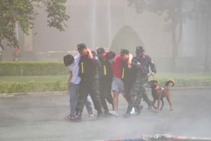 Lực lượng Cảnh sát cơ động và chó nghiệp vụ tham gia giải cứu nạn nhân trong buổi diễn tập