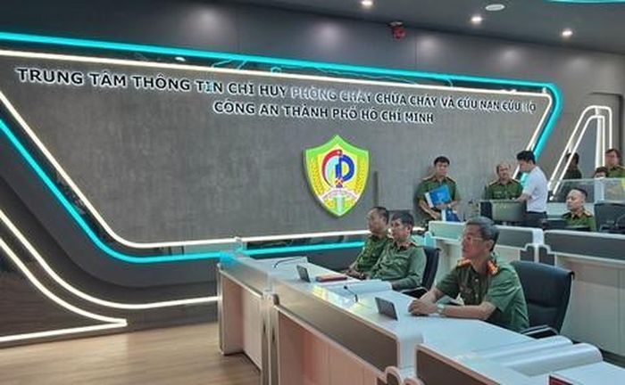 Ban Giám đốc Công an TPHCM theo dõi việc vận hành tại Trung tâm Thông tin Chỉ huy PCCC&CNCH
